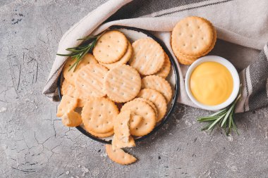 Gri arka planda lezzetli kraker tabağı