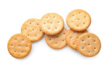 Beyaz arka planda lezzetli krakerler