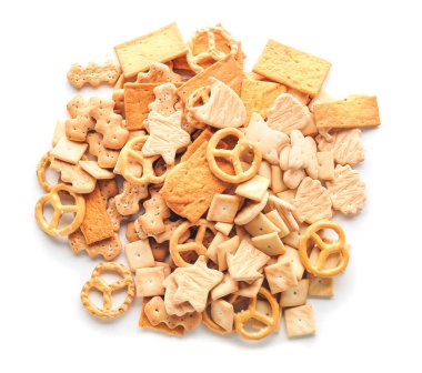 Beyaz arka planda lezzetli krakerler