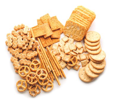 Beyaz arka planda lezzetli krakerler