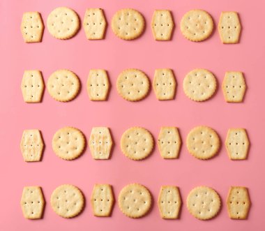 Renkli arka planda lezzetli krakerler