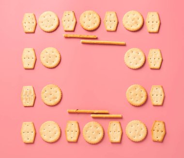 Renk arkaplanındaki lezzetli krakerlerden yapılmış çerçeve