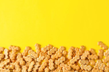 Renkli arka planda lezzetli krakerler