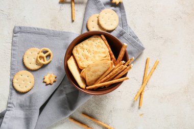 Hafif arka planda farklı krakerler olan bir kase.