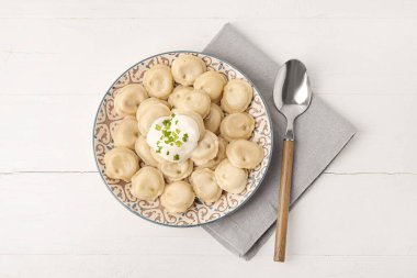 Hafif arka planda lezzetli hamur tatlısı tabağı