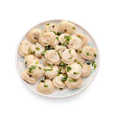 Beyaz arka planda lezzetli hamur tatlısı tabağı