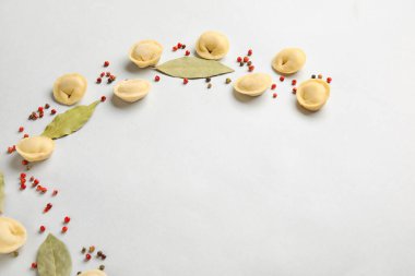 Hafif arkaplanda çiğ hamur köftesi