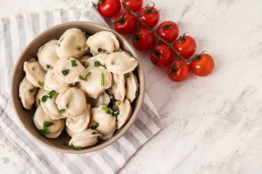 Hafif arka planda lezzetli hamur tatlısı olan kase