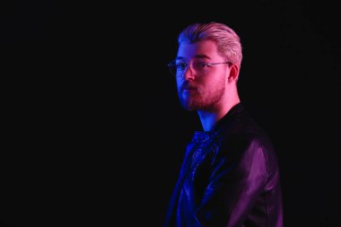 Koyu arkaplanda yakışıklı bir gencin tonlu portresi.