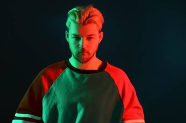 Koyu arkaplanda yakışıklı bir gencin tonlu portresi.