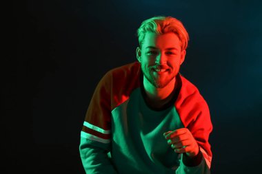 Koyu arkaplanda yakışıklı bir gencin tonlu portresi.