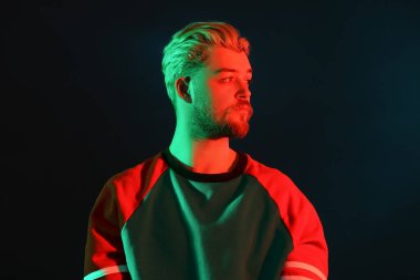 Koyu arkaplanda yakışıklı bir gencin tonlu portresi.