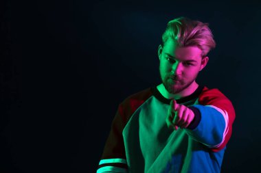 Koyu arkaplanda yakışıklı bir gencin tonlu portresi.