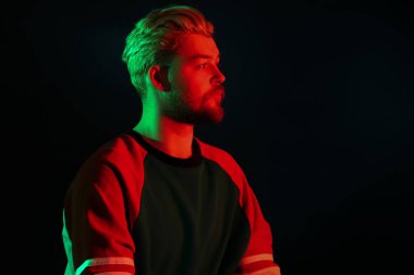 Koyu arkaplanda yakışıklı bir gencin tonlu portresi.