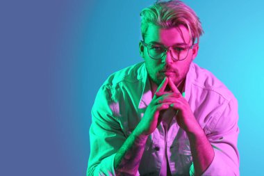 Renkli arka planda yakışıklı bir gencin tonlu portresi.