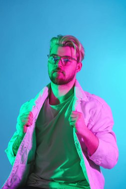 Renkli arka planda yakışıklı bir gencin tonlu portresi.