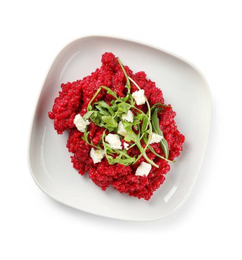 Beyaz arka planda lezzetli pancar risotto tabağı