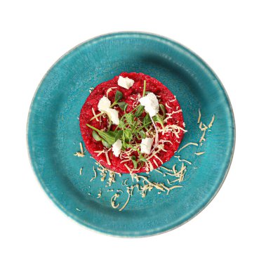 Beyaz arka planda lezzetli pancar risotto tabağı