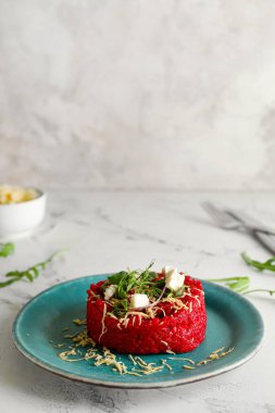 Hafif arka planda lezzetli pancar pilavlı tabak.