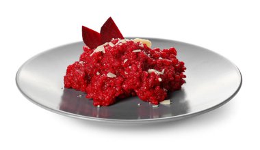 Beyaz arka planda lezzetli pancar risotto tabağı