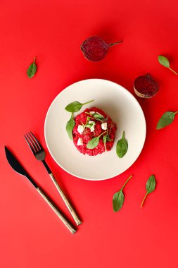 Renkli arkaplanda lezzetli pancar risotto tabağı