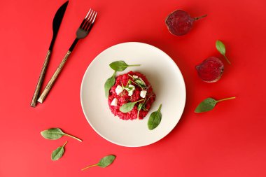 Renkli arkaplanda lezzetli pancar risotto tabağı