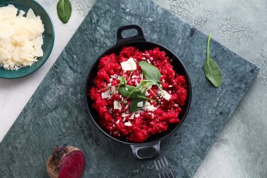 Lezzetli pancar pilavlı tava.