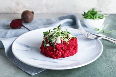 Renkli arkaplanda lezzetli pancar risotto tabağı