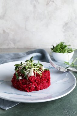 Renkli arkaplanda lezzetli pancar risotto tabağı