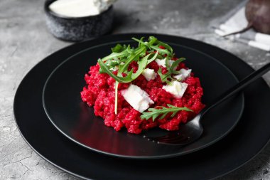 Gri arka planda lezzetli pancar risotto tabağı