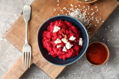 Gri arka planda lezzetli pancar risotto tabağı