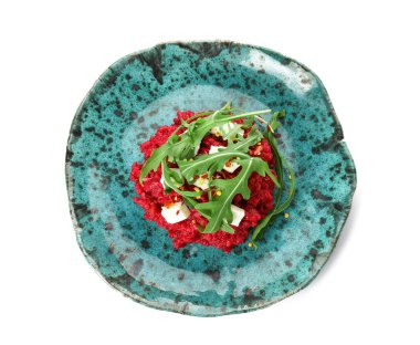 Beyaz arka planda lezzetli pancar risotto tabağı