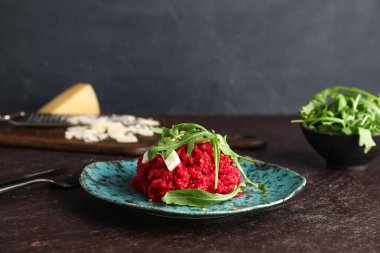 Koyu arkaplanda lezzetli pancar pilavı tabağı.