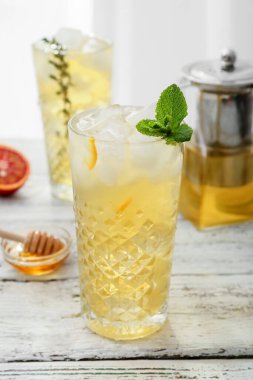 Hafif ahşap zemin üzerinde soğuk yeşil çay bardakları