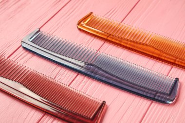 Renkli ahşap arka planda plastik saç tarakları