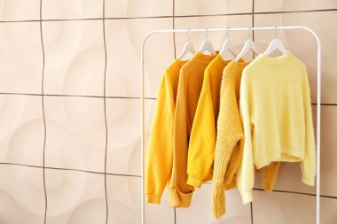 Modern kıyafetlerle dolu bir oda.