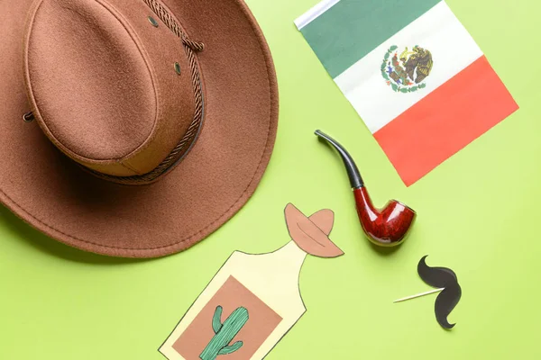 Σύνθεση Μεξικανική Σημαία Καπέλο Και Πίπα Καπνίσματος Φόντο Χρώματος — Φωτογραφία Αρχείου