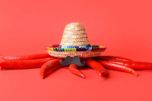 Chili Poivrons Sombrero Chapeau Sur Fond Couleur — Photo