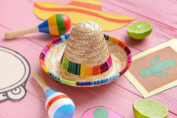 Composizione Con Cappello Sombrero Maracas Simboli Messicani Disegnati Sfondo Legno — Foto Stock