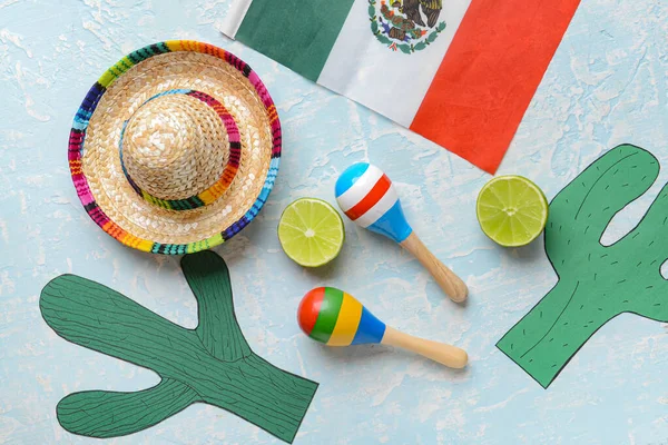 Composição Com Bandeira Mexicana Chapéu Sombrero Maracas Sobre Fundo Cor — Fotografia de Stock