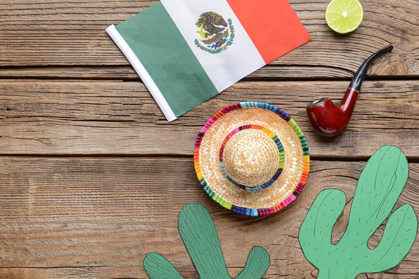 Composição Com Bandeira Mexicana Chapéu Sombrero Cachimbo Fumaça Fundo Madeira — Fotografia de Stock