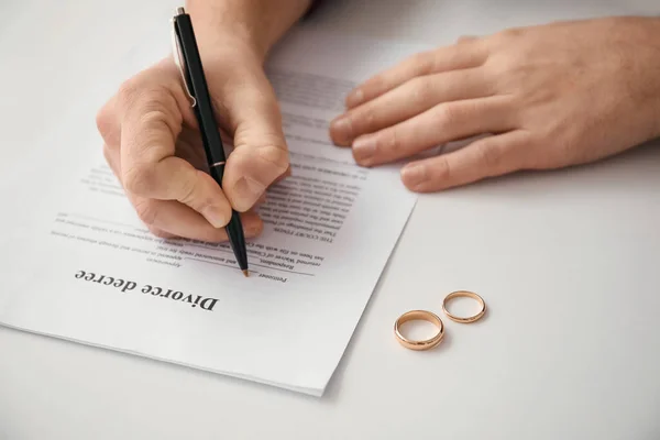 Чоловік Підписує Указ Про Розлучення Адвокатській Конторі Крупним Планом — стокове фото
