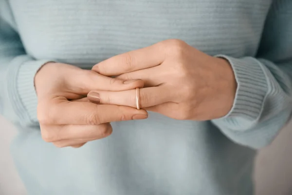 Mujer Quitándose Anillo Bodas Primer Plano — Foto de Stock