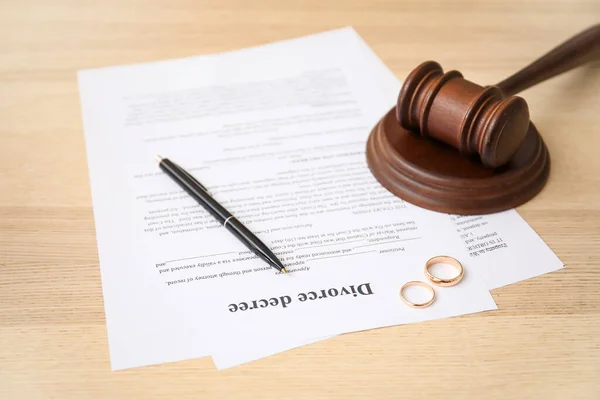 Διαζύγιο Διάταγμα Σφυρί Δικαστή Και Δαχτυλίδια Ξύλινο Φόντο — Φωτογραφία Αρχείου