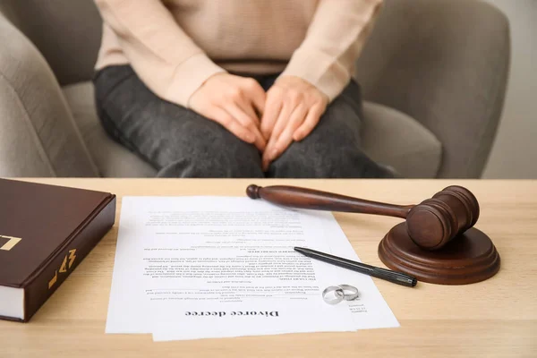 Woman Divorce Decree Rings Judge Gavel Lawyer Office — Stock Photo, Image