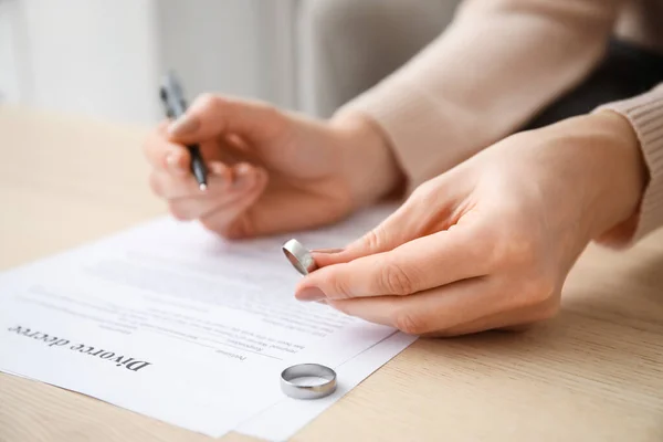 Boşanma Kararını Avukatın Ofisinde Imzalayan Kadın Kapatma — Stok fotoğraf