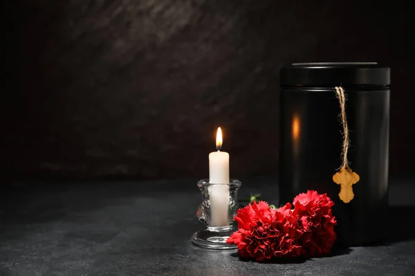 Urna Mortuoria Con Flores Clavel Vela Sobre Fondo Oscuro — Foto de Stock