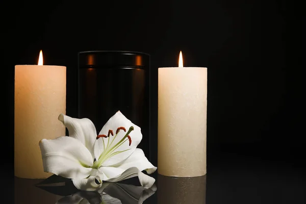 Lily Bloem Met Lijkenhuis Urn Kaarsen Donkere Achtergrond — Stockfoto