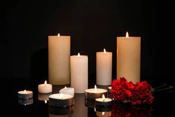 Brandende Kaarsen Anjer Bloemen Donkere Achtergrond — Stockfoto