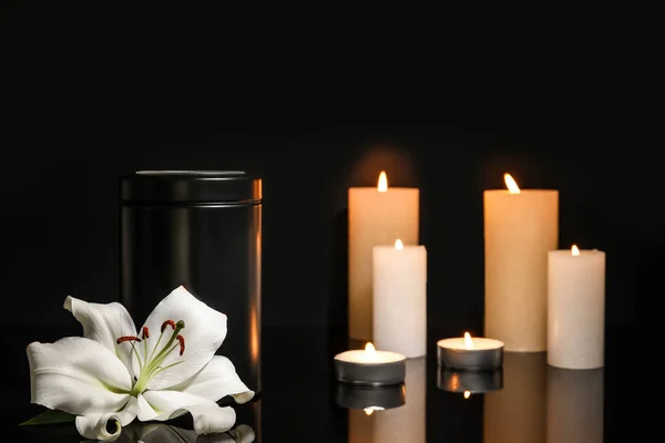 Lily Flower Mortuary Urn Candles Dark Background — Stock Photo, Image